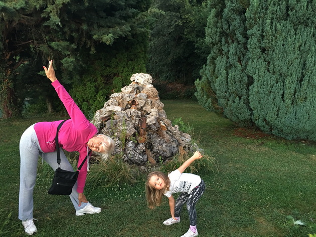 inspirativni-majka-i-kjerka-katerina-47-e-joga-instruktorka-a-svetlana-75-penzioniran-ortodont-chita-plete-shie-meditira-05.jpg