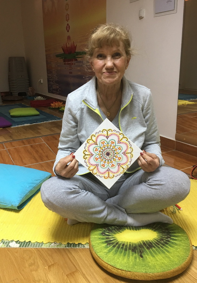inspirativni-majka-i-kjerka-katerina-47-e-joga-instruktorka-a-svetlana-75-penzioniran-ortodont-chita-plete-shie-meditira-07.jpg