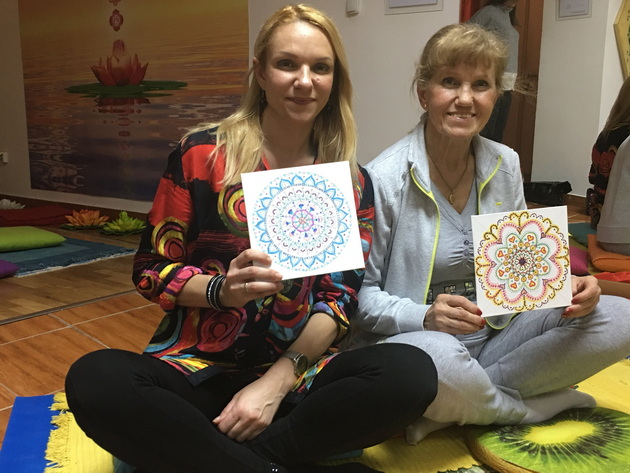 inspirativni-majka-i-kjerka-katerina-47-e-joga-instruktorka-a-svetlana-75-penzioniran-ortodont-chita-plete-shie-meditira-08.jpg