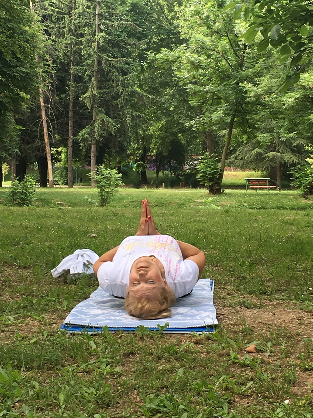 inspirativni-majka-i-kjerka-katerina-47-e-joga-instruktorka-a-svetlana-75-penzioniran-ortodont-chita-plete-shie-meditira-09.jpg