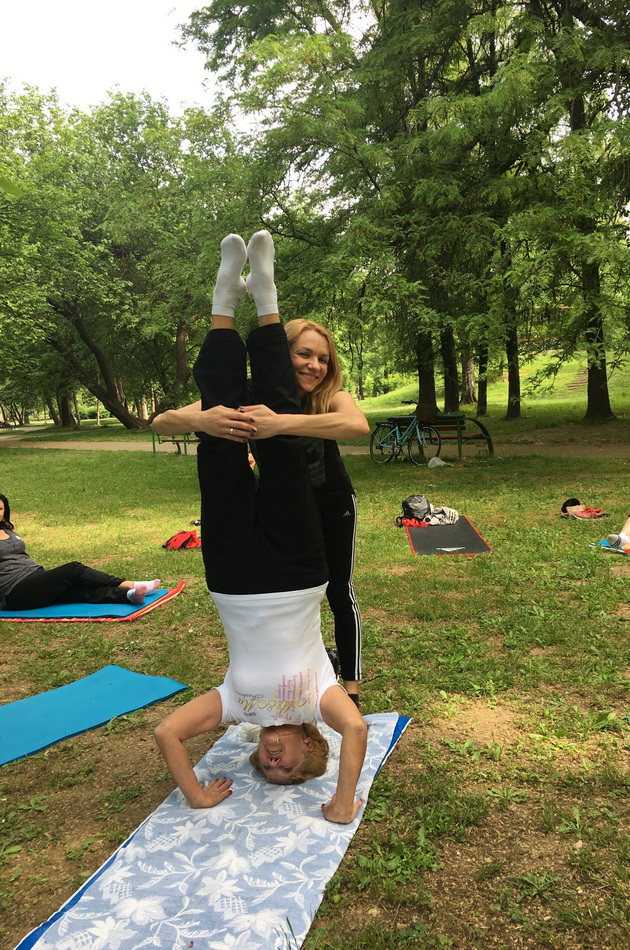 inspirativni-majka-i-kjerka-katerina-47-e-joga-instruktorka-a-svetlana-75-penzioniran-ortodont-chita-plete-shie-meditira-10.jpg