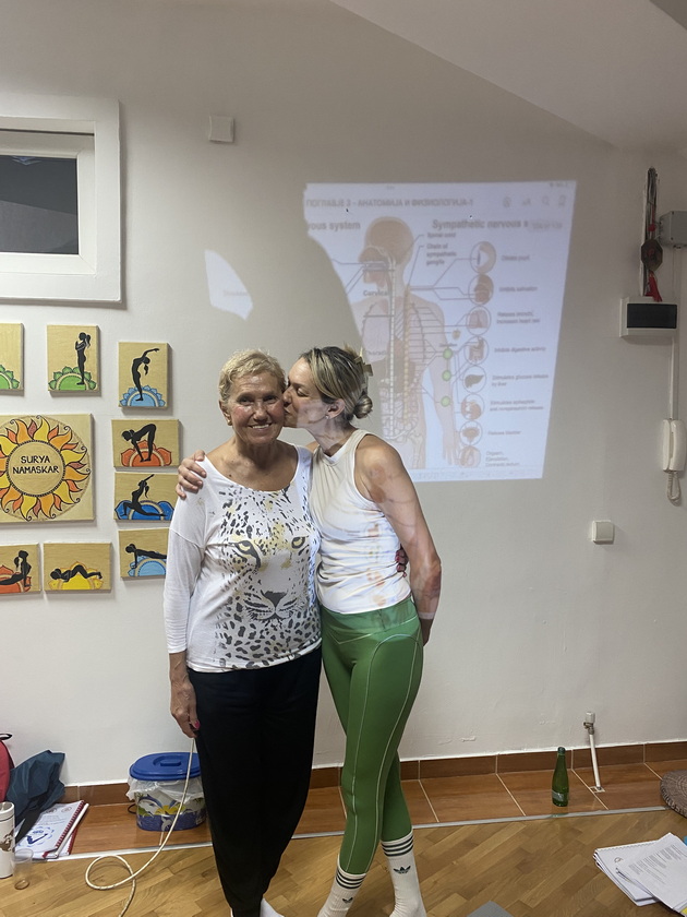 inspirativni-majka-i-kjerka-katerina-47-e-joga-instruktorka-a-svetlana-75-penzioniran-ortodont-chita-plete-shie-meditira-12.jpg