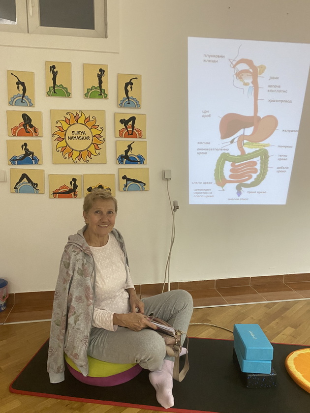 inspirativni-majka-i-kjerka-katerina-47-e-joga-instruktorka-a-svetlana-75-penzioniran-ortodont-chita-plete-shie-meditira-13_copy.jpg