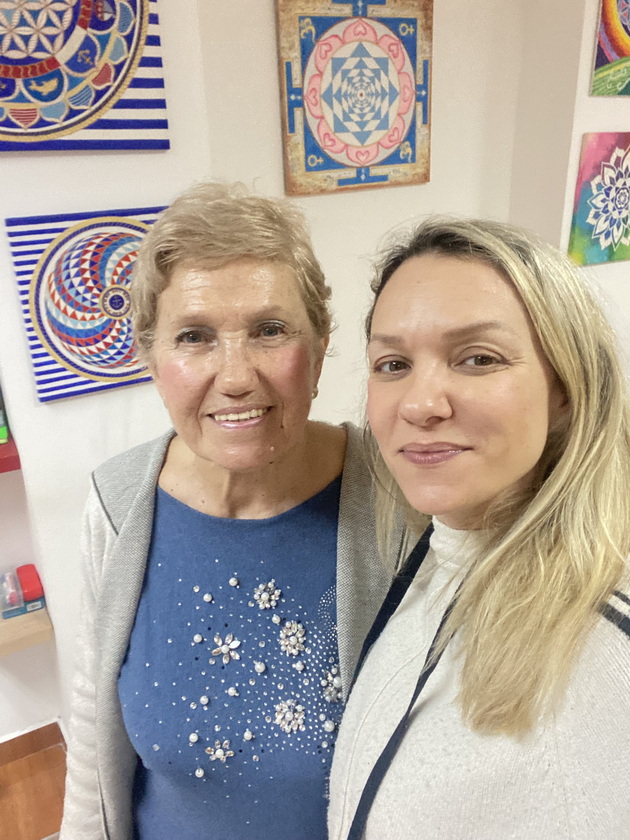 inspirativni-majka-i-kjerka-katerina-47-e-joga-instruktorka-a-svetlana-75-penzioniran-ortodont-chita-plete-shie-meditira-14.jpg