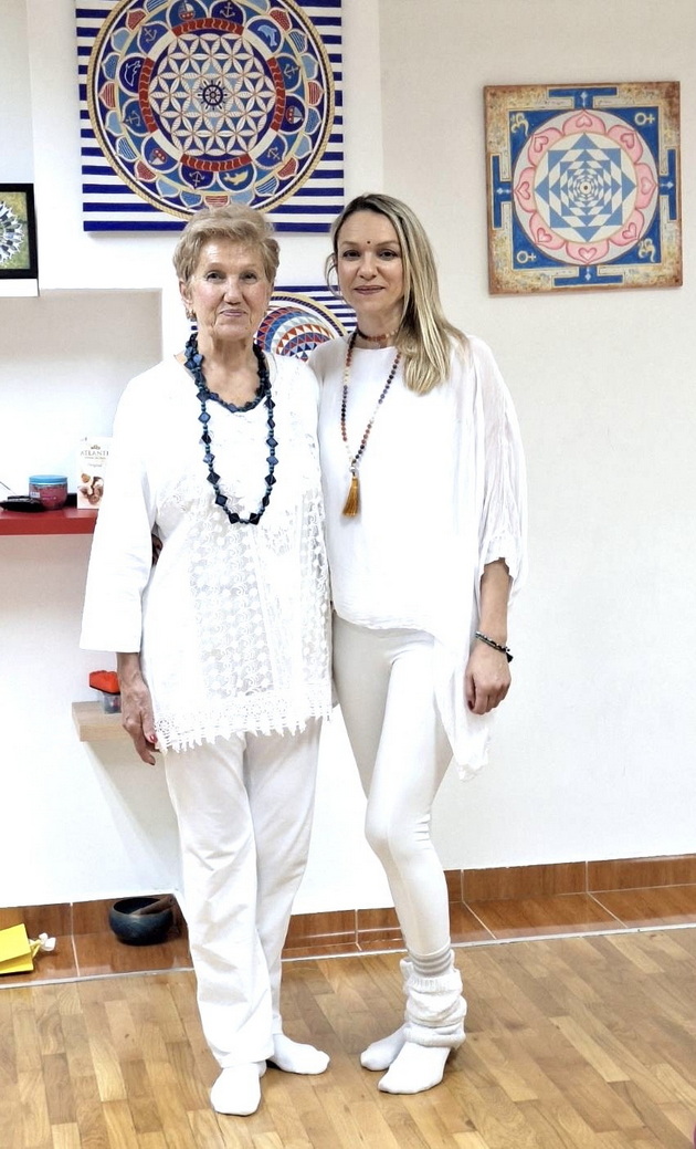 inspirativni-majka-i-kjerka-katerina-47-e-joga-instruktorka-a-svetlana-75-penzioniran-ortodont-chita-plete-shie-meditira-15.jpg