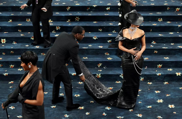 kim-kardashijan-mu-se-naluti-na-telohranitelot-shto-i-go-zgazi-fustanot-pa-izgubi-nokt-na-met-gala-2025-03.jpg