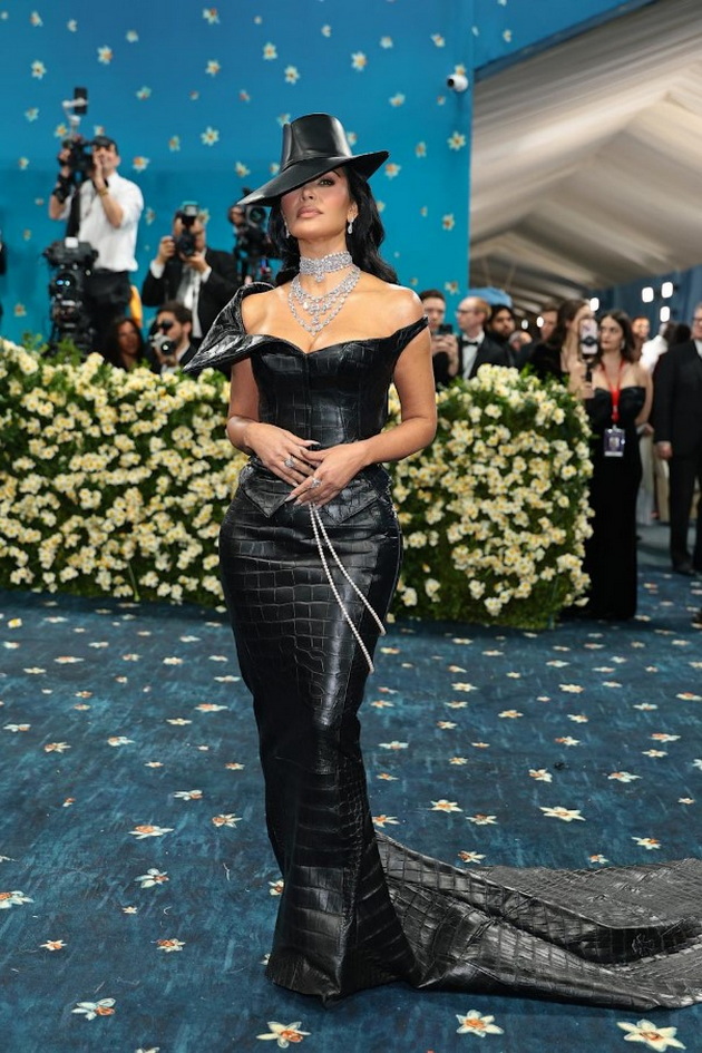 kim-kardashijan-mu-se-naluti-na-telohranitelot-shto-i-go-zgazi-fustanot-pa-izgubi-nokt-na-met-gala-2025-04.jpg