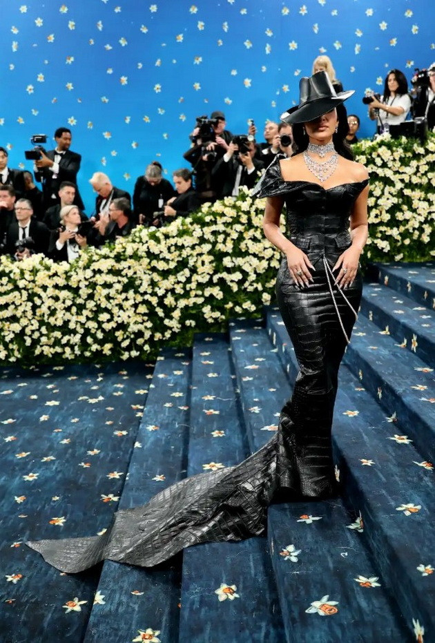 kim-kardashijan-mu-se-naluti-na-telohranitelot-shto-i-go-zgazi-fustanot-pa-izgubi-nokt-na-met-gala-2025-06.jpg
