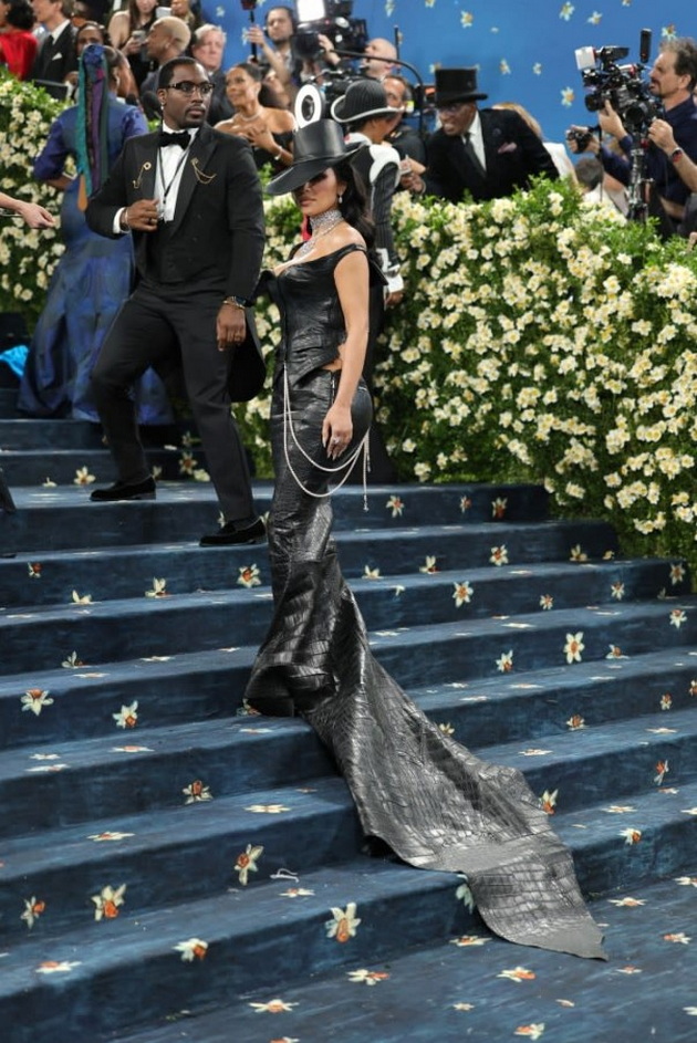 kim-kardashijan-mu-se-naluti-na-telohranitelot-shto-i-go-zgazi-fustanot-pa-izgubi-nokt-na-met-gala-2025-07.jpg