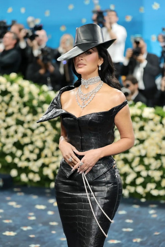 kim-kardashijan-mu-se-naluti-na-telohranitelot-shto-i-go-zgazi-fustanot-pa-izgubi-nokt-na-met-gala-2025-08.jpg