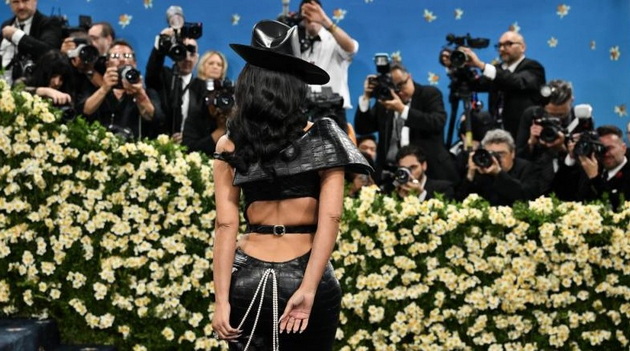 kim-kardashijan-mu-se-naluti-na-telohranitelot-shto-i-go-zgazi-fustanot-pa-izgubi-nokt-na-met-gala-2025-09.jpg
