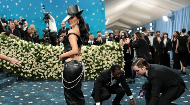kim-kardashijan-mu-se-naluti-na-telohranitelot-shto-i-go-zgazi-fustanot-pa-izgubi-nokt-na-met-gala-2025-13.jpg
