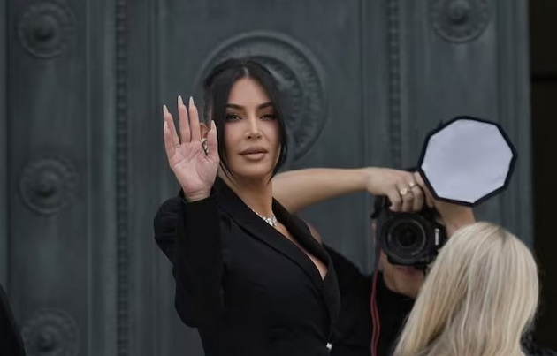 kim-kardashijan-se-pojavi-na-sud-kako-modna-ikona-so-nakit-od-7-milioni-dolari-za-da-se-soochi-so-kradcite-04.jpg