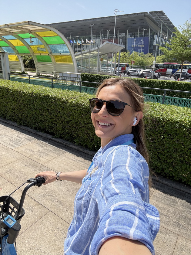 nina-angelovska-za-prestojot-vo-kina-so-soprugot-i-bebeto-ovoshje-na-tezga-se-plakja-so-qr-kod-vo-hotelot-ne-usluzhuvaat-dva-robota-07.jpg