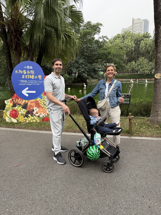 nina-angelovska-za-prestojot-vo-kina-so-soprugot-i-bebeto-ovoshje-na-tezga-se-plakja-so-qr-kod-vo-hotelot-ne-usluzhuvaat-dva-robota-25.jpg