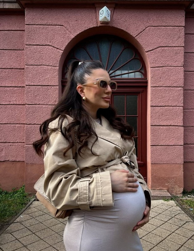 se-porodi-zoi-blazh-i-objavi-prva-fotka-od-bebeto-fala-ti-kjerko-shto-ne-odbra-da-bideme-tvoi-roditeli-04.jpg