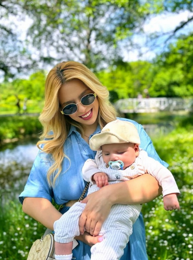 sofija-janeva-pred-bebe-chanta-so-telefon-karmin-ogledalce-posle-bebe-3-chanti-peleni-vlazhni-maramchinja-07.jpg