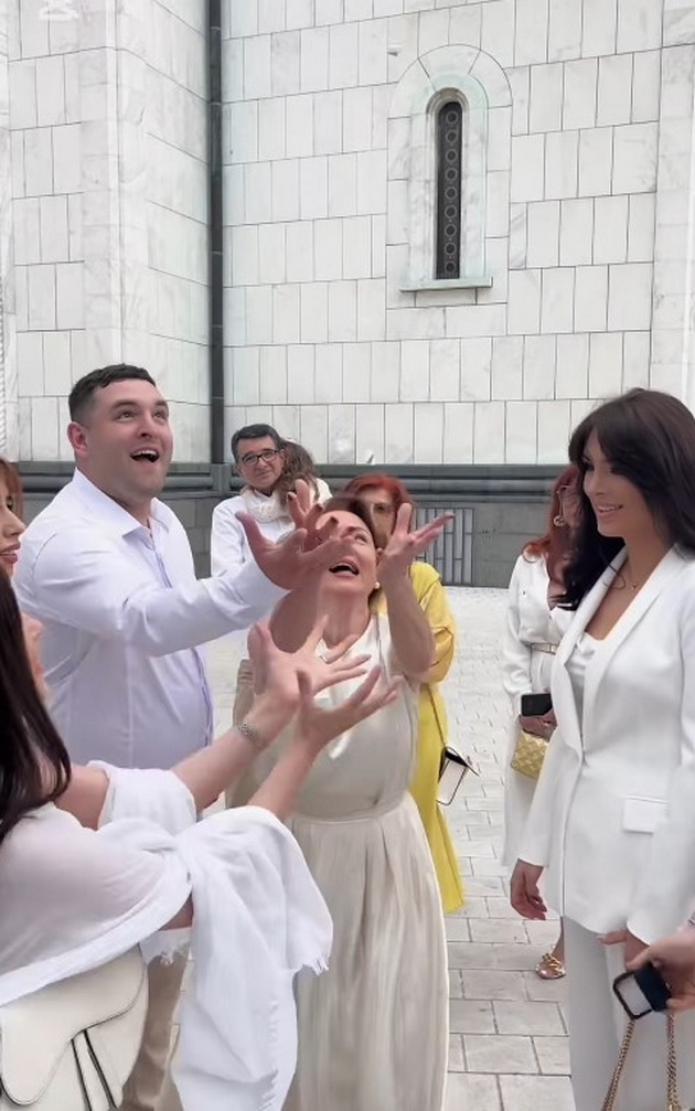 srbin-frlashe-livchinja-za-da-odbere-kumovi-za-decata-i-stana-meta-na-kritki-deka-se-ismeva-so-svetiot-chin-krshevanje-02.jpg