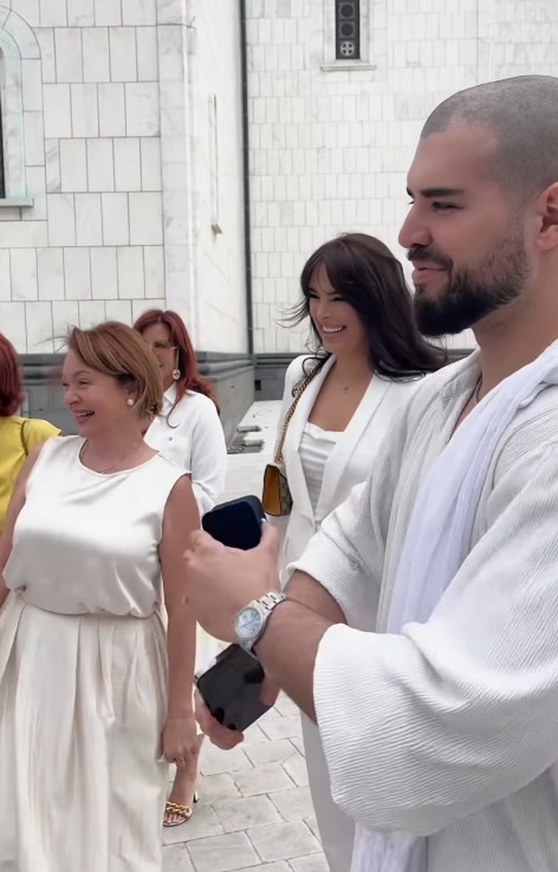 srbin-frlashe-livchinja-za-da-odbere-kumovi-za-decata-i-stana-meta-na-kritki-deka-se-ismeva-so-svetiot-chin-krshevanje-05.jpg