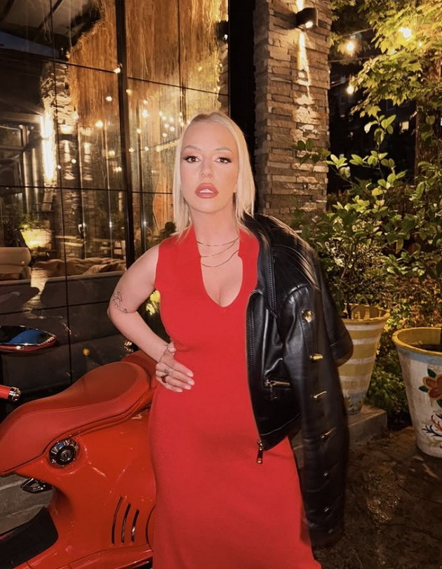 tamara-todevska-blesna-vo-crveno-vo-skopski-lokal-site-nejzini-damski-izdanija-vo-posledno-vreme-05.jpg