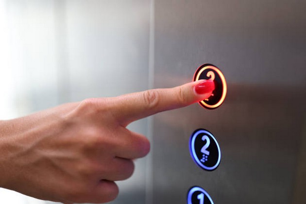 8-raboti-shto-samo-neuchtivite-lugje-gi-pravat-vo-lift-02.JPG