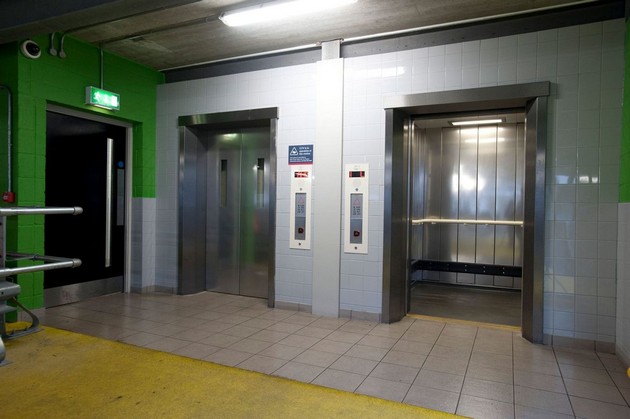 8-raboti-shto-samo-neuchtivite-lugje-gi-pravat-vo-lift-07.JPG