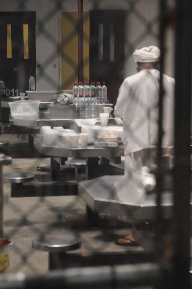 US_Navy_100330-N-7456N-161_A_detainee_prepares_for_the_mid-day_meal_at_Joint_Task_Force__28JTF_29_Guantanamo.JPG