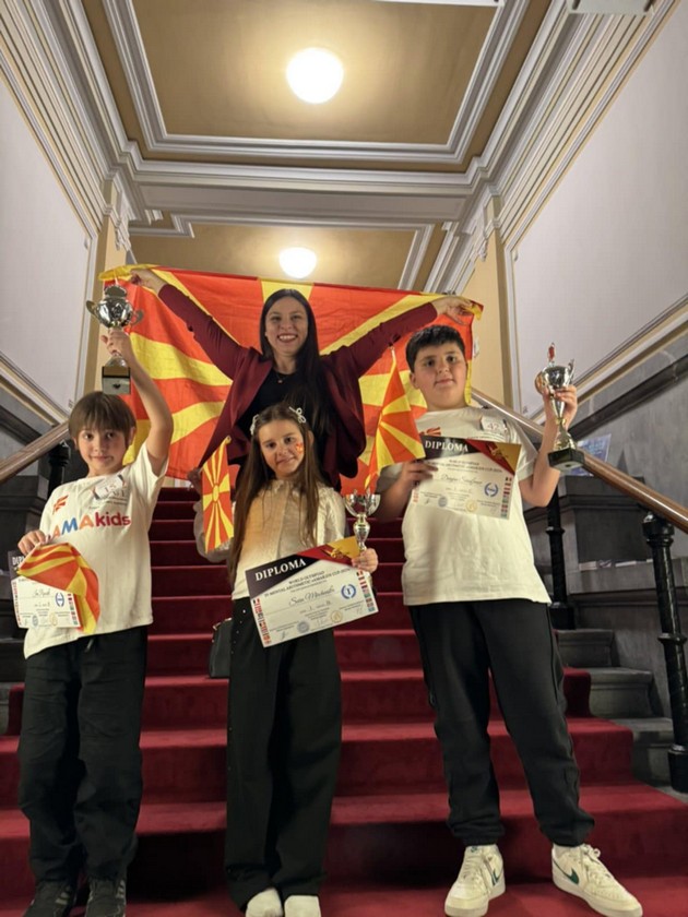 deca-od-smartykids-aerodrom-skopje-se-vrakjaat-kako-shampioni-od-megjunarodna-olimpijada-vo-belgija-02.JPG