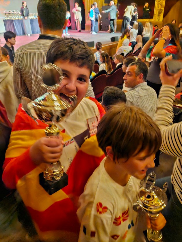 deca-od-smartykids-aerodrom-skopje-se-vrakjaat-kako-shampioni-od-megjunarodna-olimpijada-vo-belgija-04.JPG