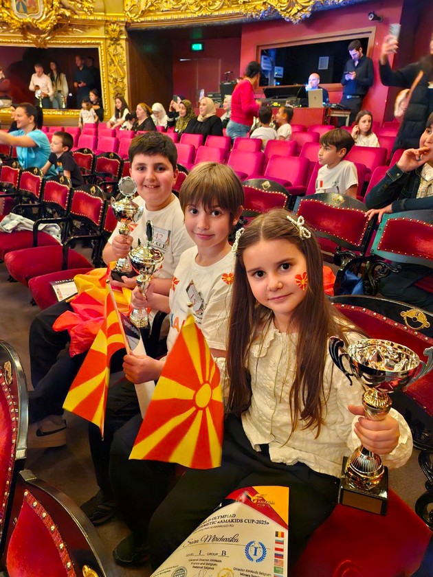 deca-od-smartykids-aerodrom-skopje-se-vrakjaat-kako-shampioni-od-megjunarodna-olimpijada-vo-belgija-05.JPG