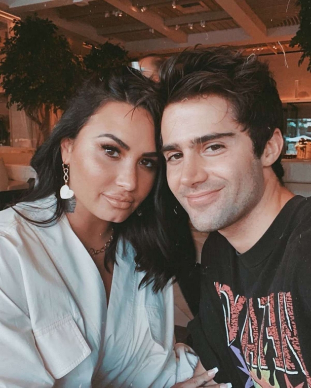demi-lovato-se-vencha-po-edna-propadnata-svrshuvachka-i-neuspeshen-obid-da-go-promeni-rodot-07.JPG