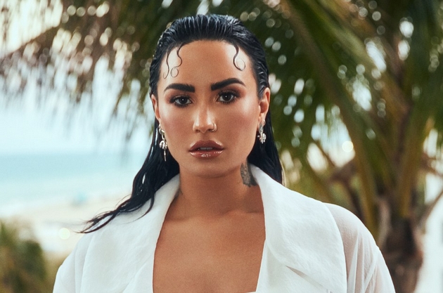 demi-lovato-se-vencha-po-edna-propadnata-svrshuvachka-i-neuspeshen-obid-da-go-promeni-rodot-08.JPG
