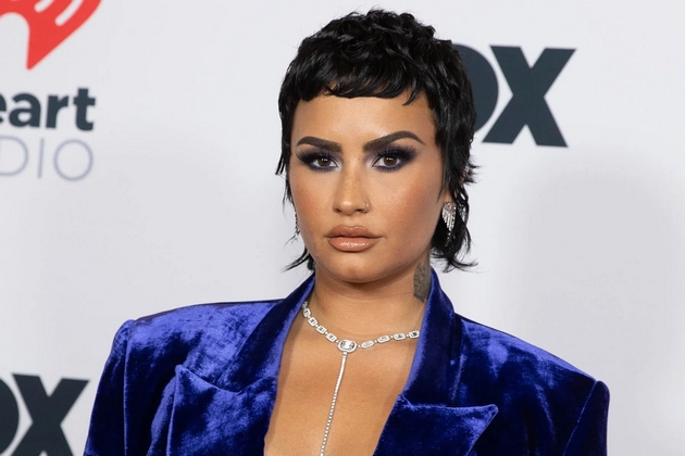 demi-lovato-se-vencha-po-edna-propadnata-svrshuvachka-i-neuspeshen-obid-da-go-promeni-rodot-09.JPG