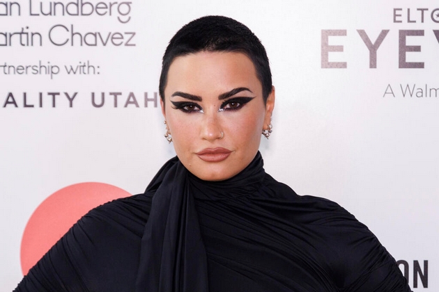 demi-lovato-se-vencha-po-edna-propadnata-svrshuvachka-i-neuspeshen-obid-da-go-promeni-rodot-10.JPG