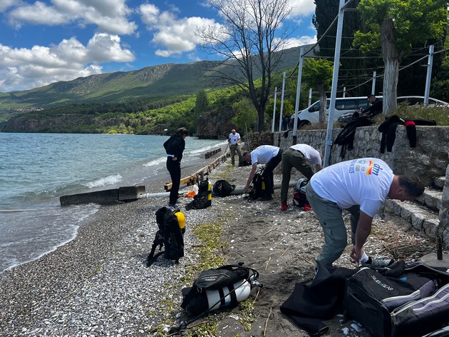 dm-drogerie-markt-ja-poddrzha-golema-ekoloshka-akcija-ohrid-eko-2025-okolu-100-uchesnici-izvadija-100-metri-kubni-cvrst-otpad-od-dnoto-na-ohridskoto-ezero-01.JPG
