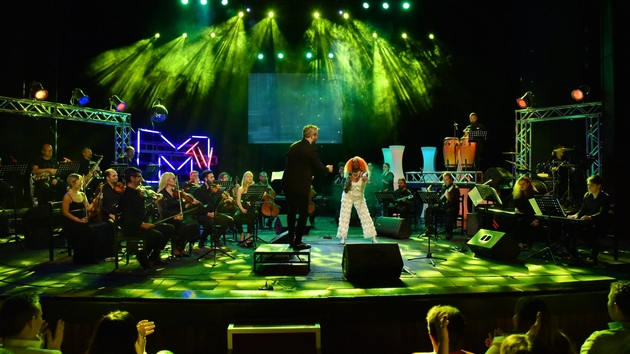 dvajca-dobitnici-na-zlatna-bubamara-na-edno-mesto-na-stars-symphony-vo-arena-boris-trajkovski-01.JPG