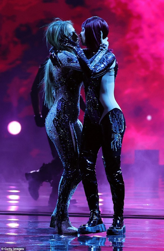 dzhej-lo-meta-na-kritiki-po-baknezhot-so-tancharka-na-american-music-awards-ochajna-e-kje-napravi-se-za-vnimanie-06.JPG