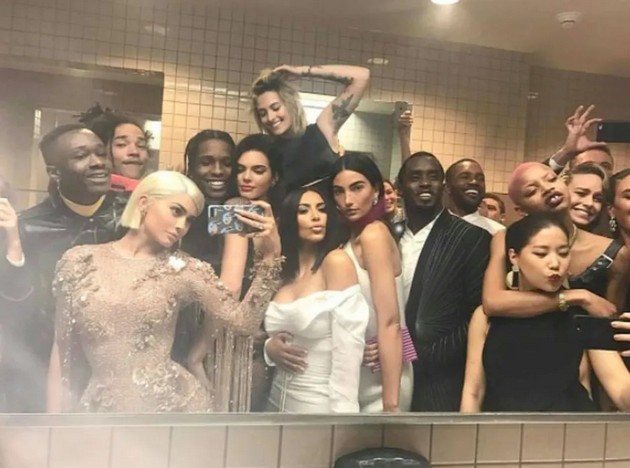 gladuvaat-za-tesnite-fustani-koristat-droga-vo-toaletite-mrachnata-strana-na-met-gala-08.JPG