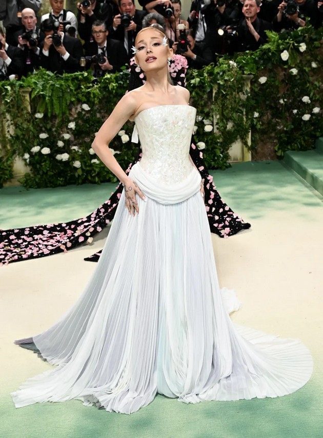 gladuvaat-za-tesnite-fustani-koristat-droga-vo-toaletite-mrachnata-strana-na-met-gala-09.JPG