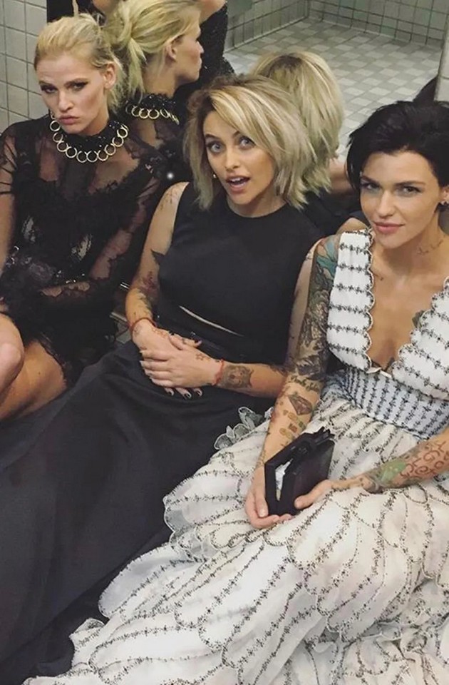 gladuvaat-za-tesnite-fustani-koristat-droga-vo-toaletite-mrachnata-strana-na-met-gala-6.JPG