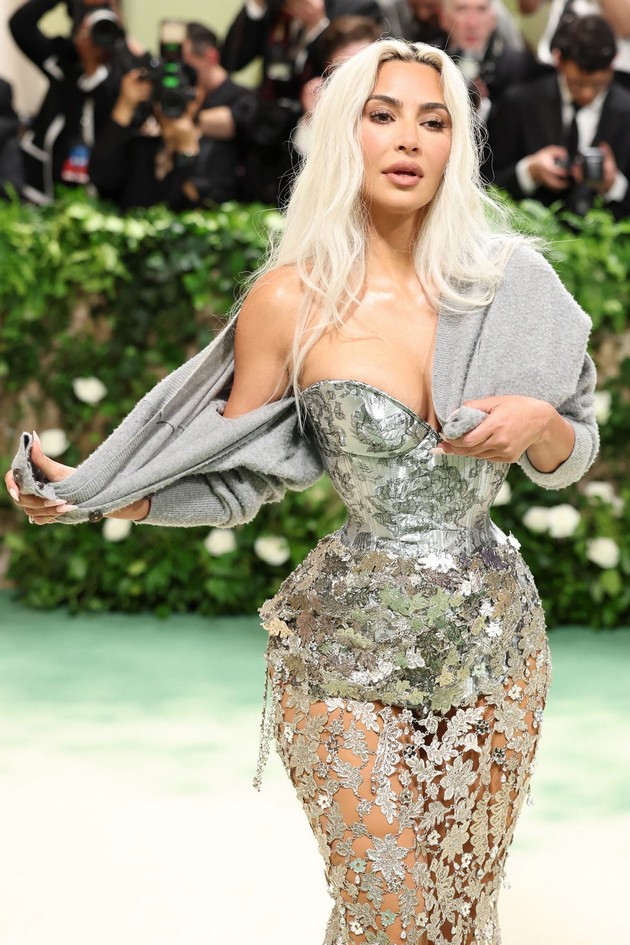 gladuvaat-za-tesnite-fustani-koristat-droga-vo-toaletite-mrachnata-strana-na-met-gala-7.JPG