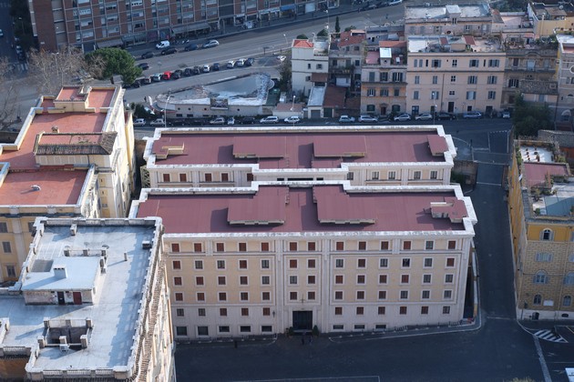 kardinalite-se-zakolnuvaat-na-molk-ne-smeat-da-koristat-telefon-shto-se-sluchuva-za-vreme-na-tainstvenata-konklava-11.JPG