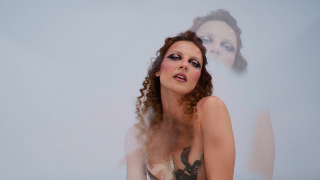 makedonskata-pop-rok-scena-dobiva-nova-zvuchna-nishka-natasha-miha-go-promovira-svojot-najnov-singl-svetlina-03.JPG