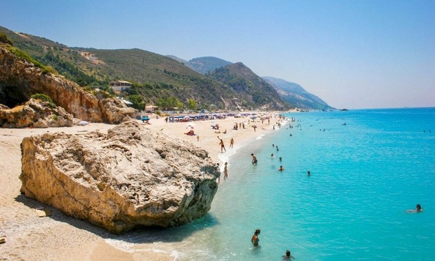 mlad-grk-se-udavi-na-lefkada-na-svojata-ergenska-proslava-zoshto-plazhite-na-popularniot-ostrov-se-edni-najopasnite-vo-grcija-5_copy.JPG