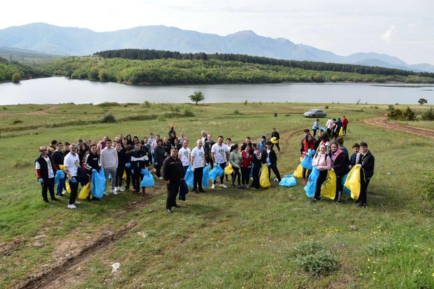 povekje-od-20-000-volonteri-kje-ja-ischistat-makedonija-na-najmasovniot-ekoloshki-nastan-na-balkanot-generalka-vikend-06.JPG