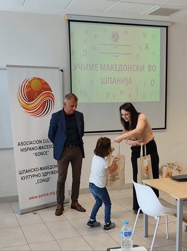 prv-chas-po-makedonski-jazik-za-decata-vo-shpanija-istoriski-nastan-za-makedonskata-zaednica-02.JPG