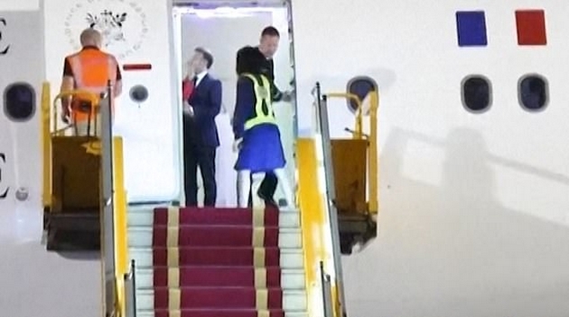 viralno-video-brizhit-go-udira-emanuel-makron-po-liceto-pred-da-izlezat-od-avion-5.JPG