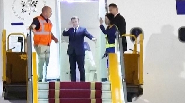 viralno-video-brizhit-go-udira-emanuel-makron-po-liceto-pred-da-izlezat-od-avion-6.JPG