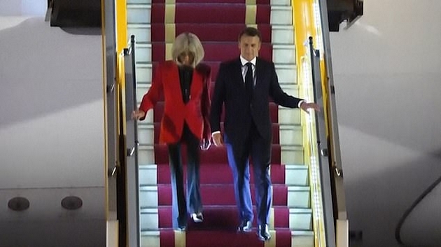 viralno-video-brizhit-go-udira-emanuel-makron-po-liceto-pred-da-izlezat-od-avion-7.JPG