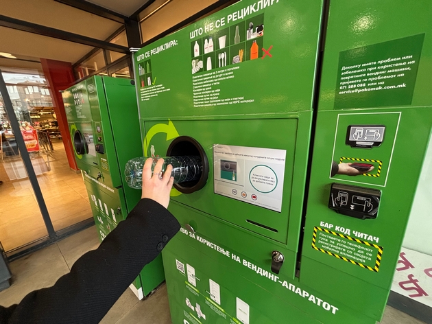 zdravi-naviki-za-chista-zhivotna-sredina-kumanovci-sobraa-247-218-parchinja-otpad-preku-povratnite-vending-mashini-na-pakomak-02.JPG
